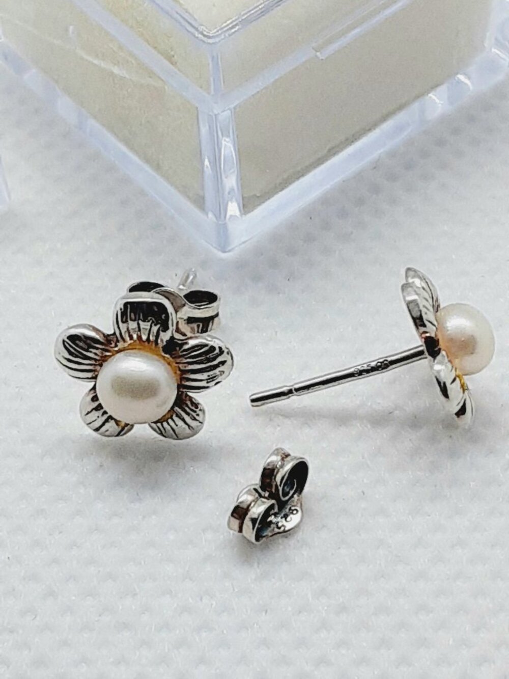 NEW 925 sterling silver and pearl petite minimalist flower post earrings - Picture 2 of 6